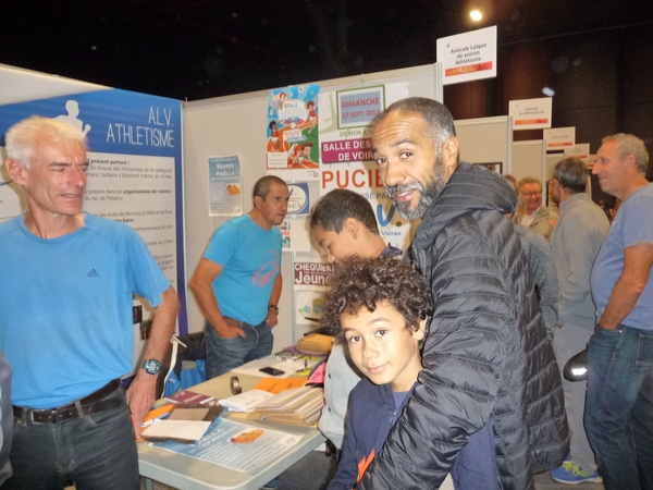Alain et René sur le stand de l'ALV Athlétisme.