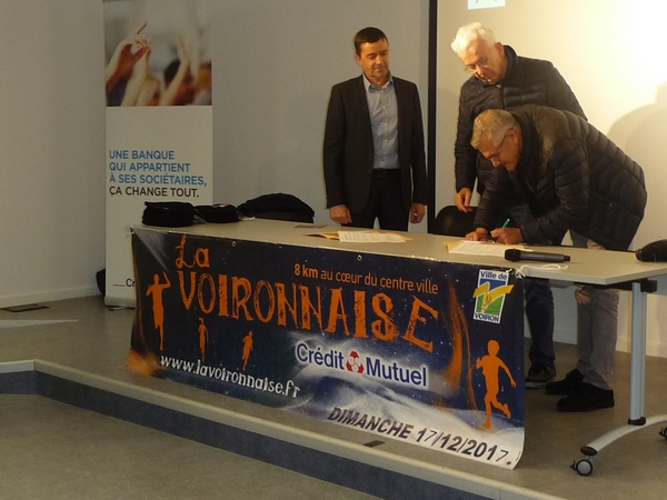 Signature de la convention. Gilles RICHARD, Michel DELMAS et André COLLOMBIN